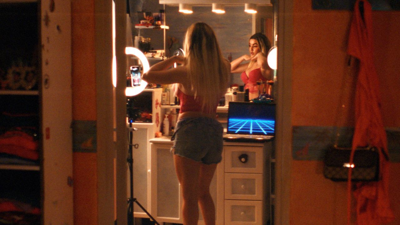 Liane (Malou Khebizi) führt für ihre Follower einen Tanz auf, der speziell auf TikTok gerade schwer angesagt ist.