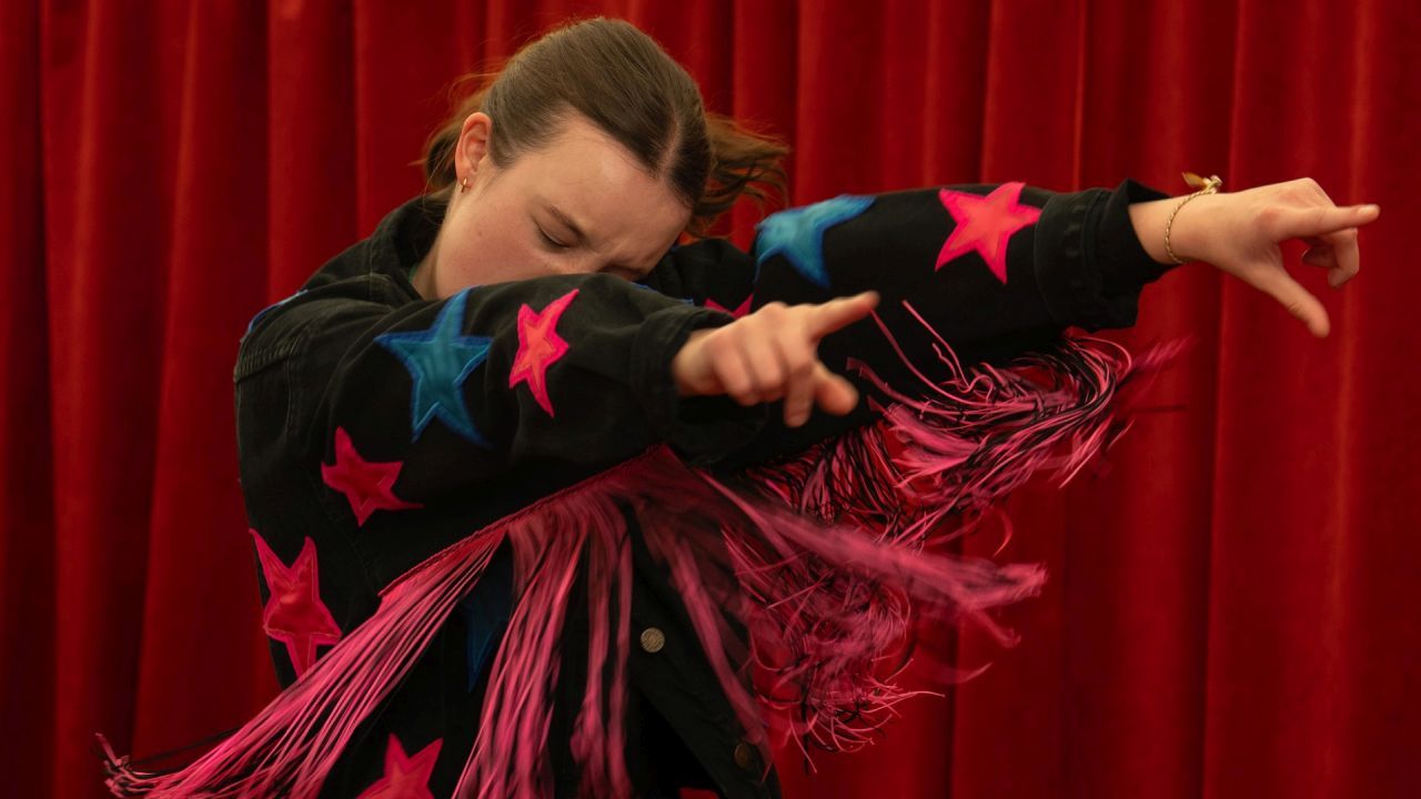 Der Thumbs-Down-Thumbs-Up-Tanz von Ivy (Bella Ramsey) und ihren Eltern spielt eine wichtige Rolle im Film. 