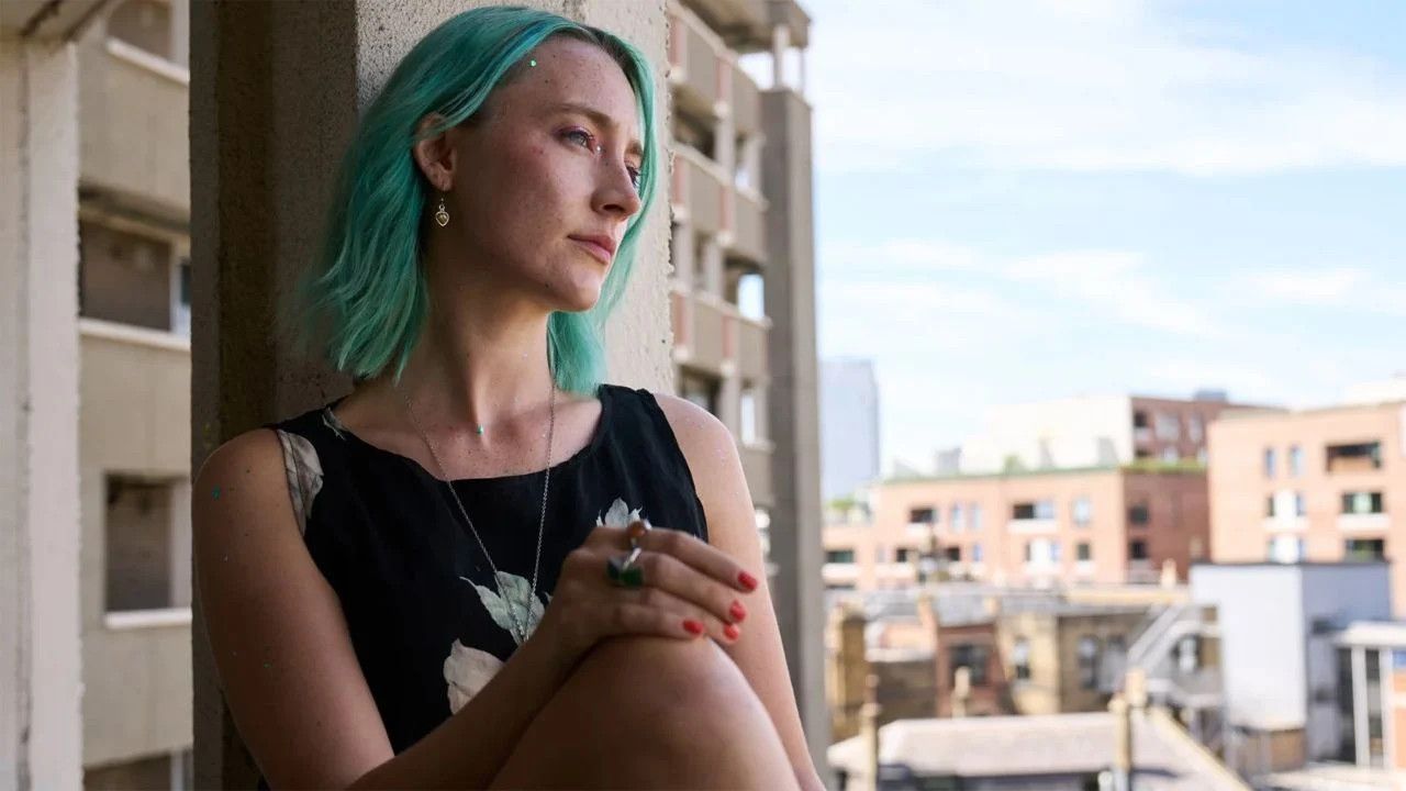 Rona (Saoirse Ronan) versucht, trocken zu werden