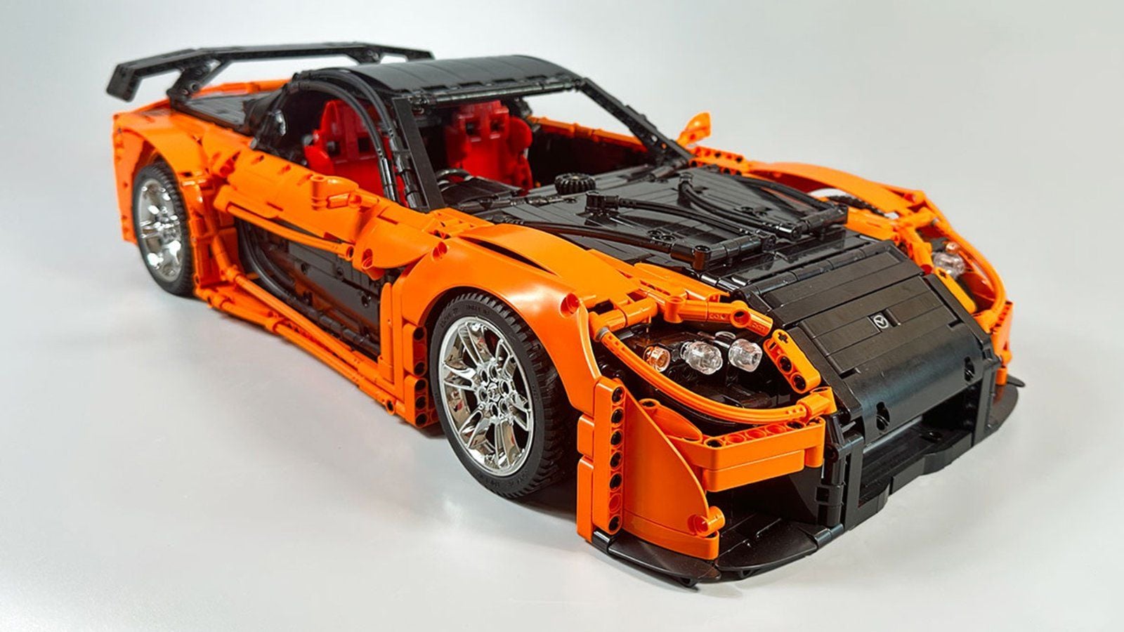 Mazda RX7 mit genau diesem Bodykit der Marke Veilside werden nicht selten zu sechsstelligen Beträgen gehandelt.