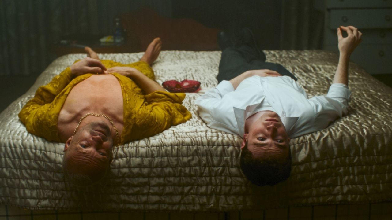 Dylan (Andrew Howard) und Sohn Alec (Caolán O'Gorman) entspannen gemeinsam nach einem erfolgreichen Dreh.