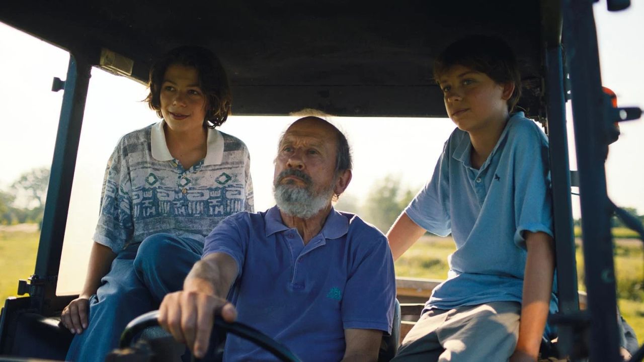 Elias‘ Großvater (Dirk Van Dijck) ist noch derjenige, der seinen Neffen in dieser herausfordernden Phase am meisten Orientierung bietet.