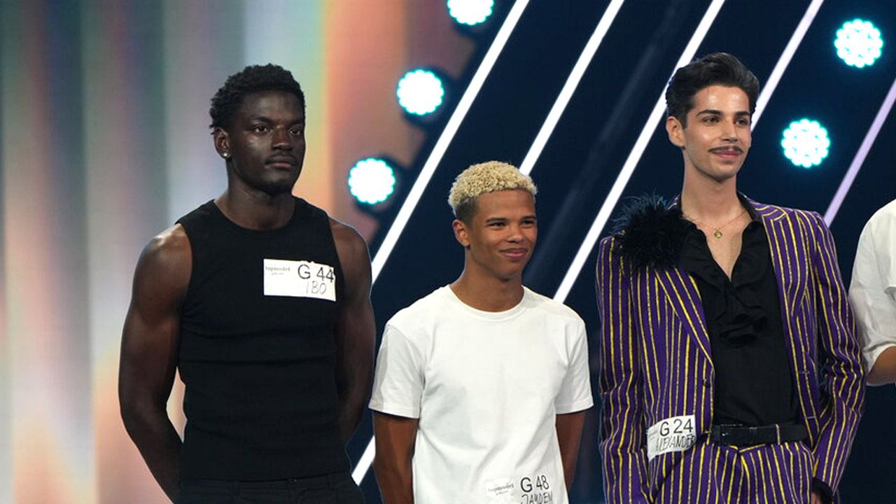 Kandidat Ibo (links) haut alle mit seinem Modeltalent um