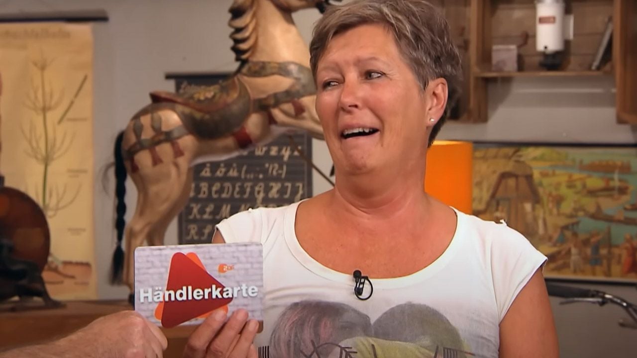 Diese sympathische Verkäuferin freut sich riesig über die Händlerkarte.