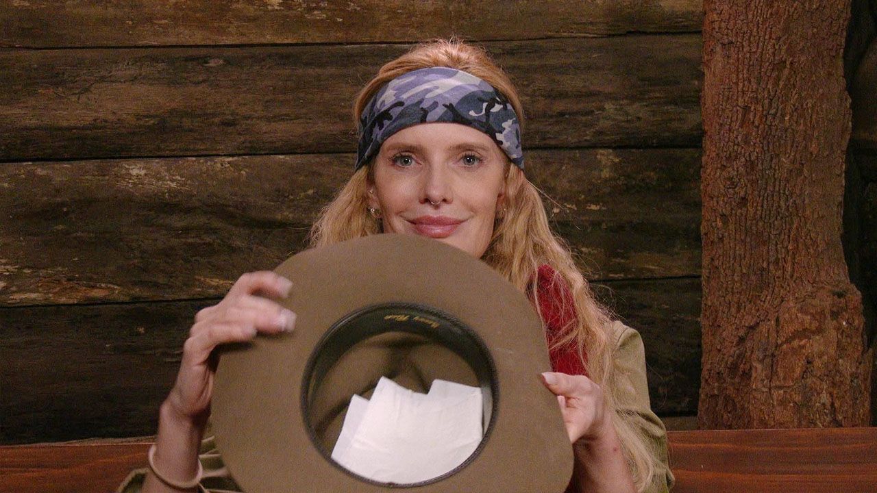 Mirja hütet ihr Klopapier wie einen Schatz.