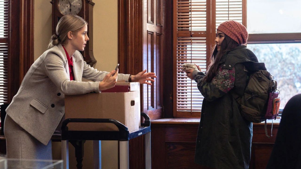 Die Biolehrerin Miss Shymore (Emily Bett Rickards) will ihre Schülerin unbedingt davon abhalten, allein in den Amazonas zu reisen – zum Glück ohne Erfolg!