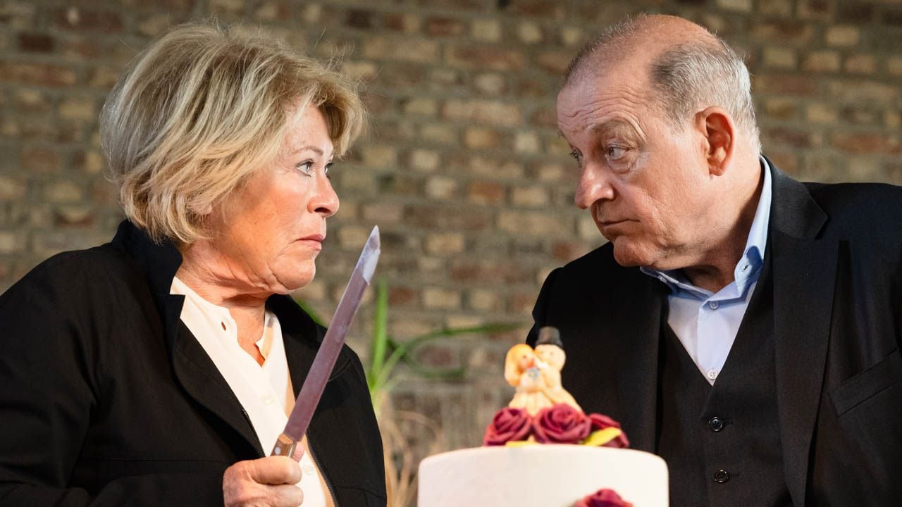 Anna Springer (links) und Wilsberg (rechts) schneiden eine Torte an.