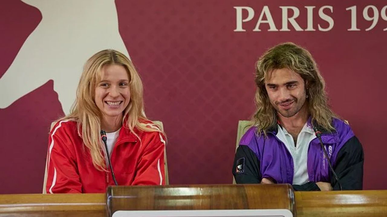 Bei einer Pressekonferenz lernen sich Steffi und André kennen.