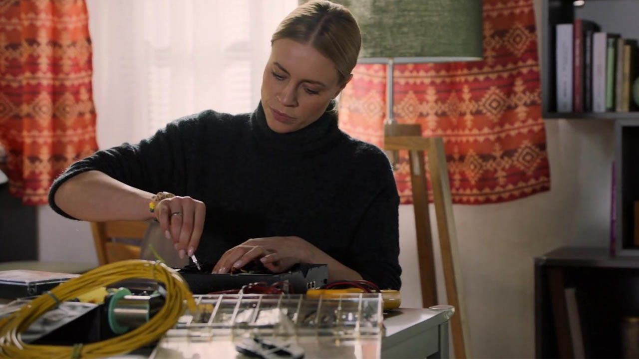 Zoe bastelt an ihrer Bombe