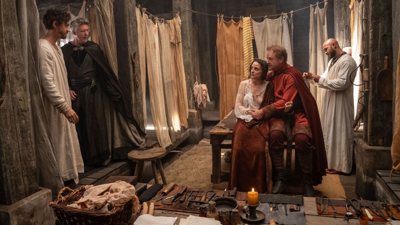 Aidan Gillen (links neben dem Medicus) gibt einen brillanten Bösewicht ab!