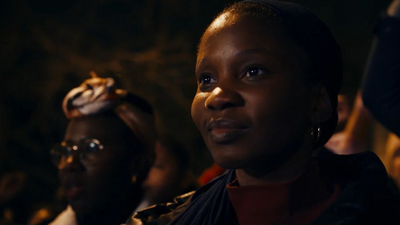 Um die Umstände in ihrem Viertel für alle zu verbessern, spielt Haby (Anta Diaw) mit der Idee, selbst als Bürgermeisterin zu kandidieren.