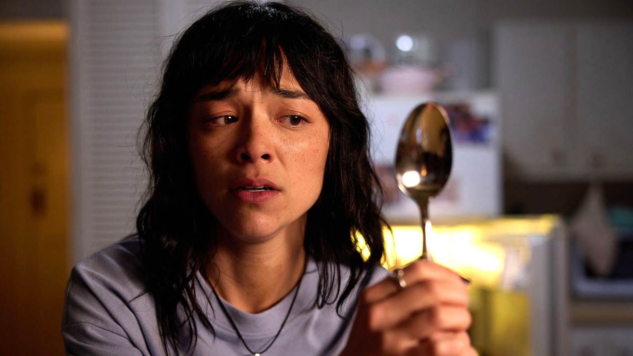 Hana (Midori Francis) hat sich Teile eines Leichnams einverleibt – der sucht sie nun u. a. in Form von Spiegelungen heim.