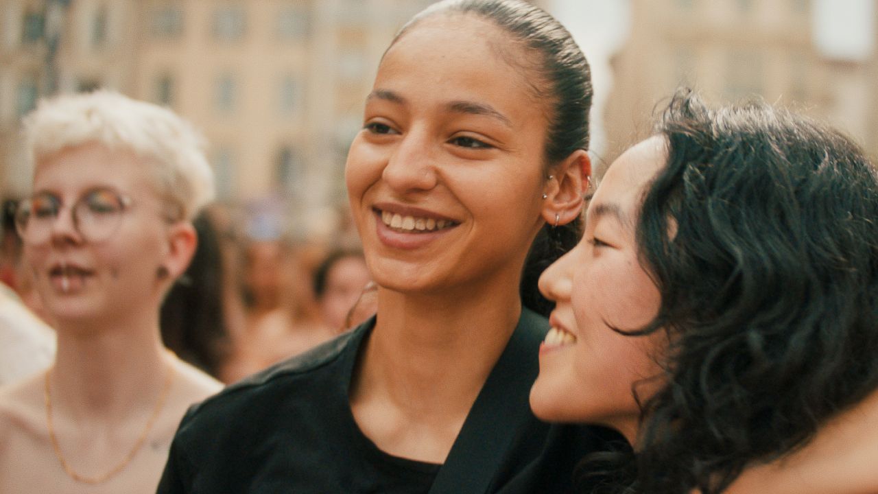 Ji-Na (Ji-Min Park) ist Fatimas erste große Liebe – aber wenn man sich so kopfüber in sie hineinstürzt, dann geht das (zumindest im Kino) selten gut aus.