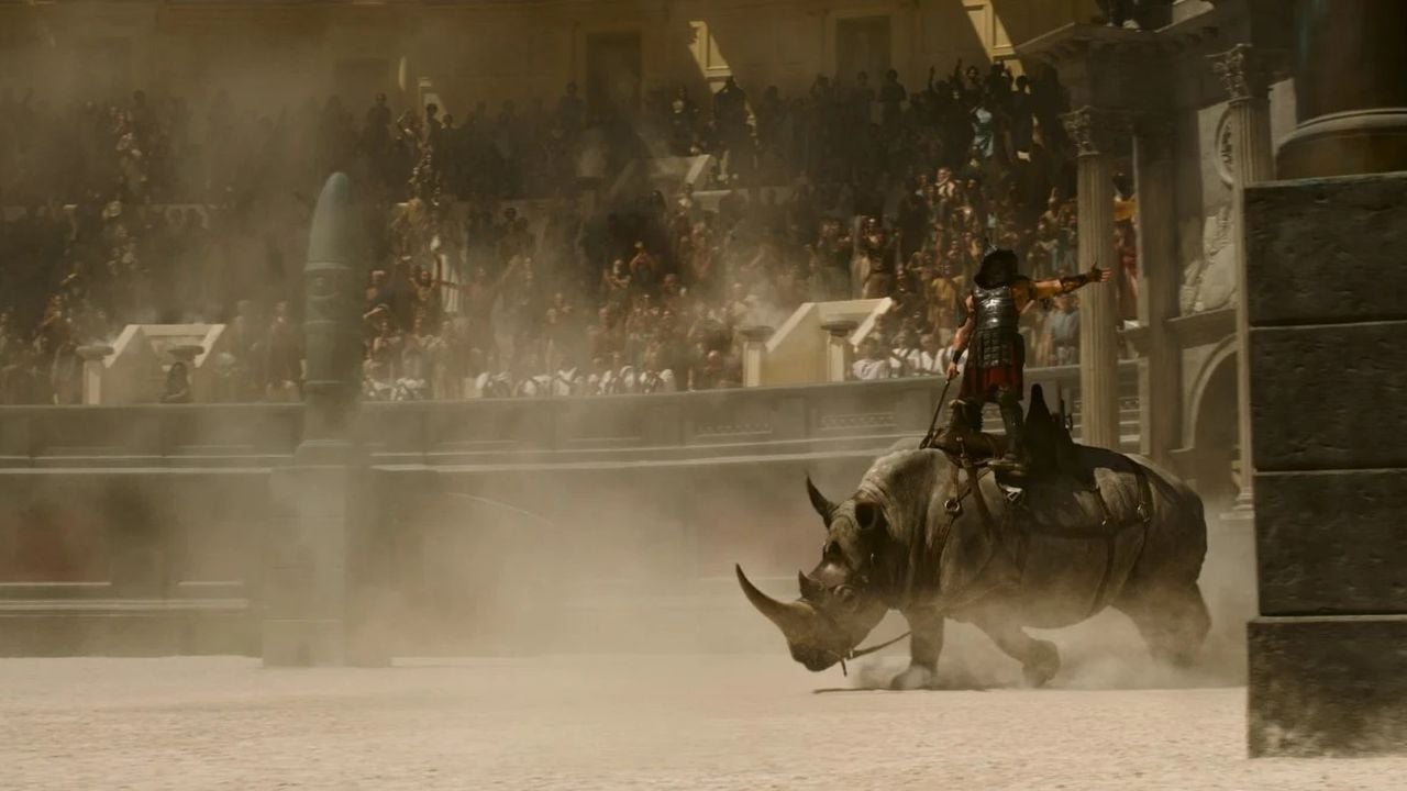 Angriff! Besonders wenn verschiedenste Tierarten, wie zum Beispiel ein Nashorn, in der Arena zum Einsatz kommen, steigt der Unterhaltungswert von „Gladiator II“ sprunghaft an.