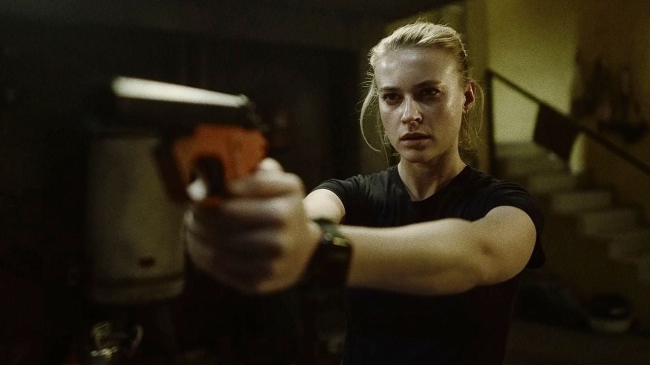 Sie ist zwar keine Polizistin, aber im Fall der Fälle weiß sich auch Feuerwehrfrau Alex (Jeanne Goursaud) sehr wohl zu verteidigen.