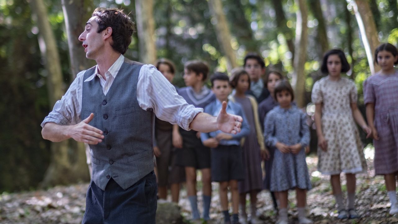 Man ahnt es früh: Das Schuljahr wird im Angesicht des Krieges noch eine dramatische Wendung nehmen. 