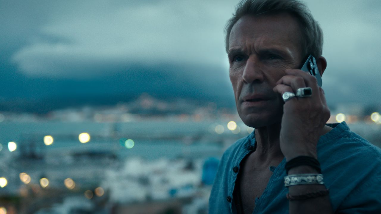 Richard (Lambert Wilson) kann sich nicht sicher sein, ob sein Lover ihn nur ausnutzt oder nicht.