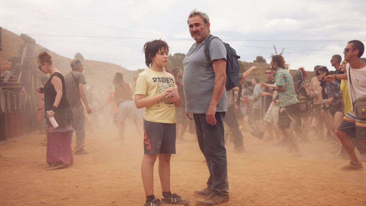 Luis (Sergi López) und sein Sohn Esteban (Bruno Núñez) wirken auf den Wüsten-Raves wie versandete Fremdkörper. 