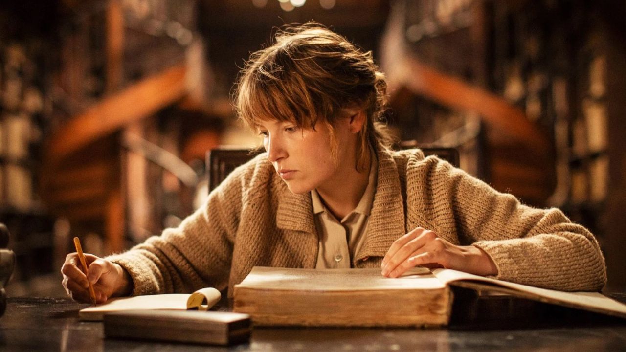 Maria Reiche (Devrim Lingnau) sitzt viel in Bibliotheken, um das Geheimnis der „Nazca-Linien“ zu lüften …