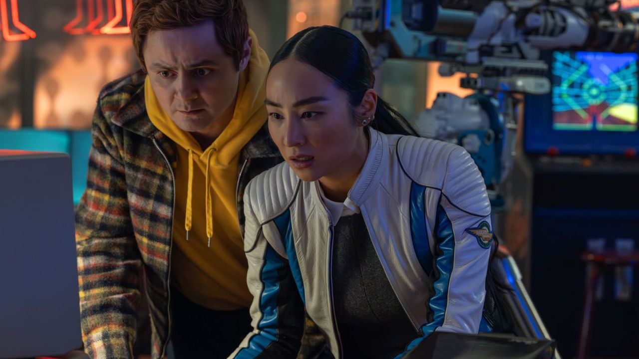 Die ENCOM-CEO Eve Kim (Greta Lee) gerät ins Visier ihrer Kontrahenten, die vor nichts zurückschrecken, um ihre Ziele zu erreichen. 