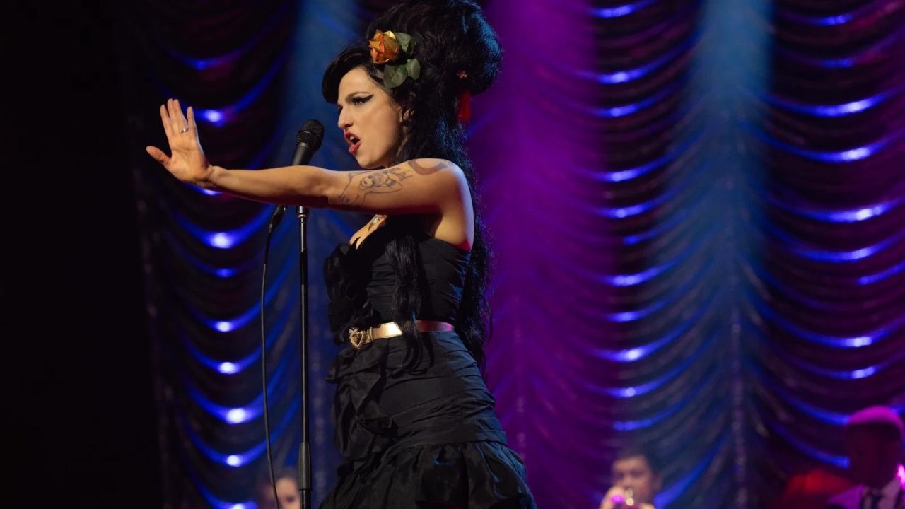 Sie muss sich erst ein wenig reinfinden, aber am Ende des Films ist Marisa Abela als Amy Winehouse eine echte Sensation!