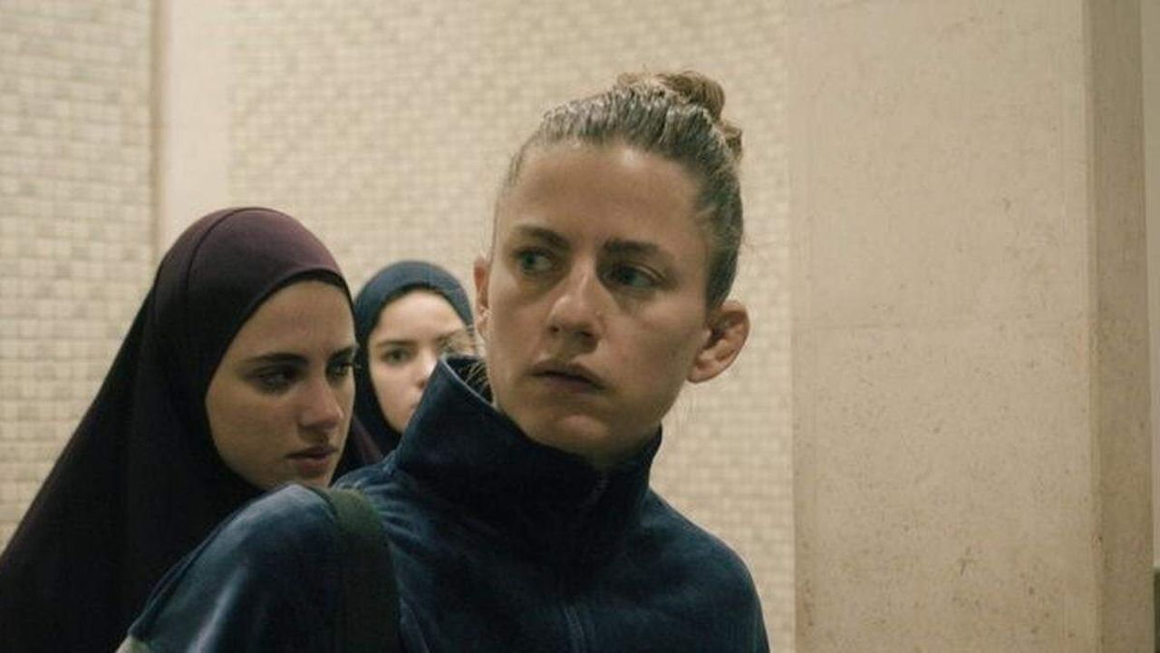 Sarah wagt das Abenteuer Jordanien – aber fragt sich dort schnell, ob es wirklich nur an den Kulturunterschieden liegt, oder ob sie nicht doch an eine Verbrecherbande geraten ist?