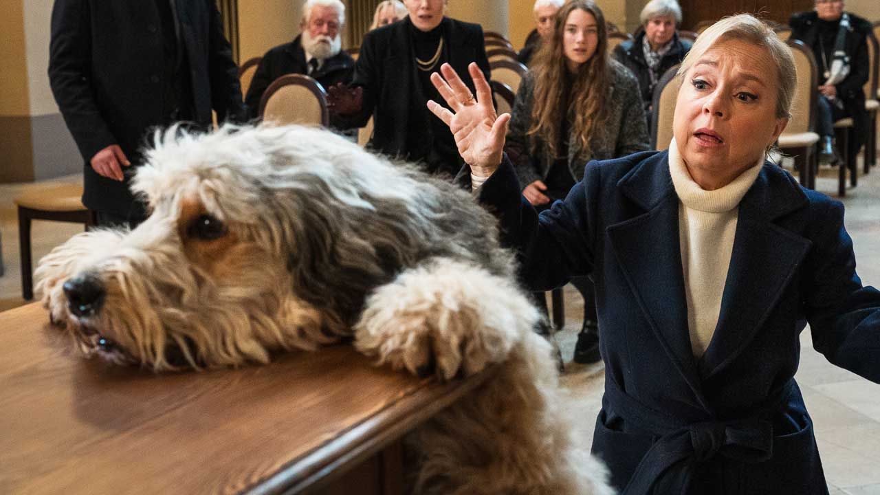 Hund Bärbel hält Eva Schatz (ChrisTine Urspruch) und die Familie der Verstorbenen auf Trab