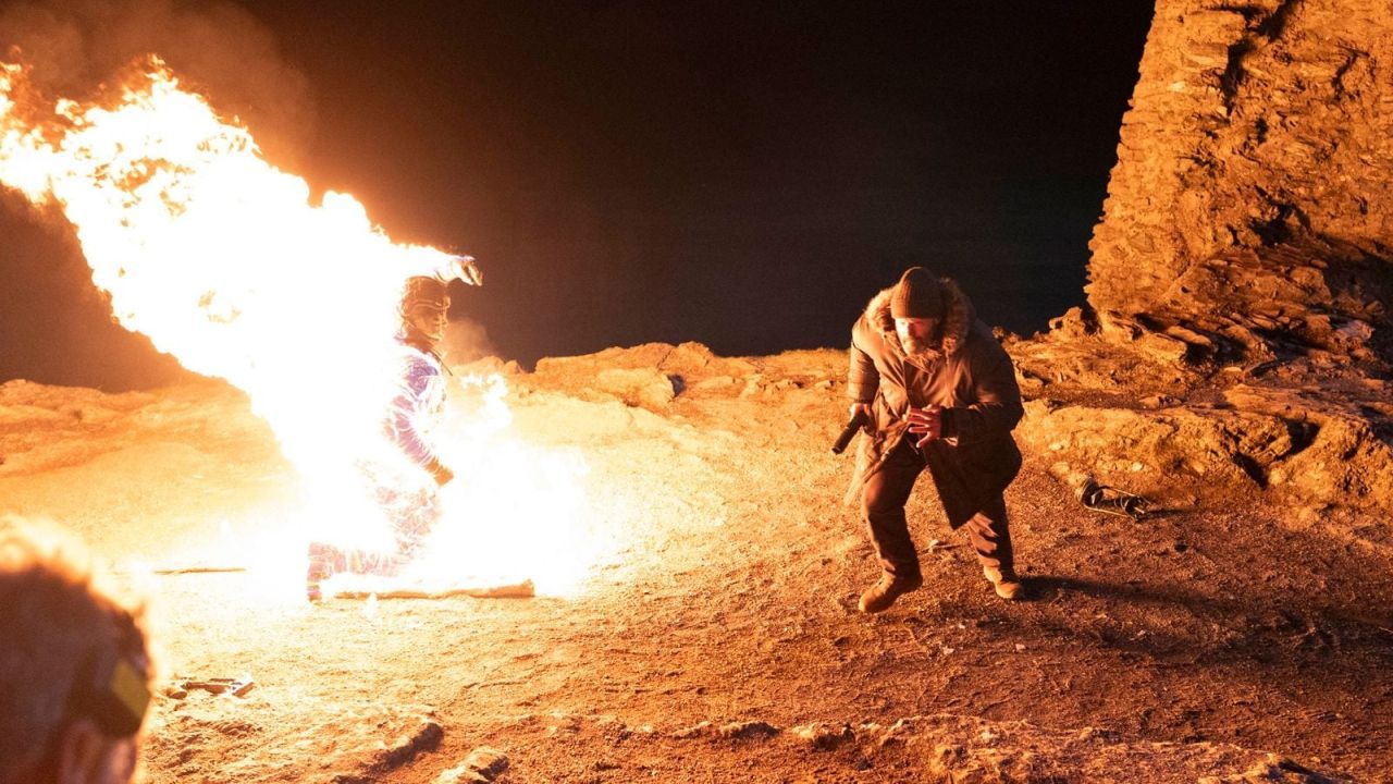 Es wird feurig: Mason hat sich schließlich jahrelang darauf vorbereitet, dass ihn womöglich doch noch mal jemand in seinem Versteck ausfindig machen könnte!