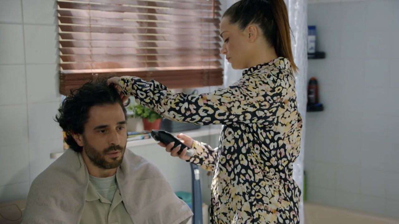 Eine Szene, die Anne Menden unter die Haut geht: Emily muss Tobias' Haare abrasieren