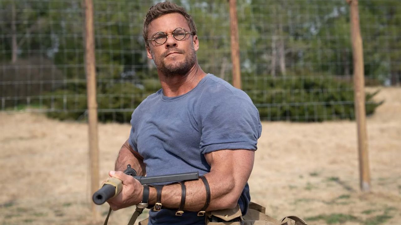 Anders Lassen („Reacher“-Star Alan Ritchson) nimmt den Befehl seines Majors, Spaß beim Nazi-Metzeln zu haben, besonders ernst.