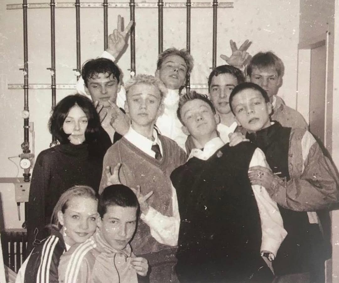 Ullmann ist unten links zu sehen. Clueso steht mittig und ist an seiner Krawatte zu erkennen.