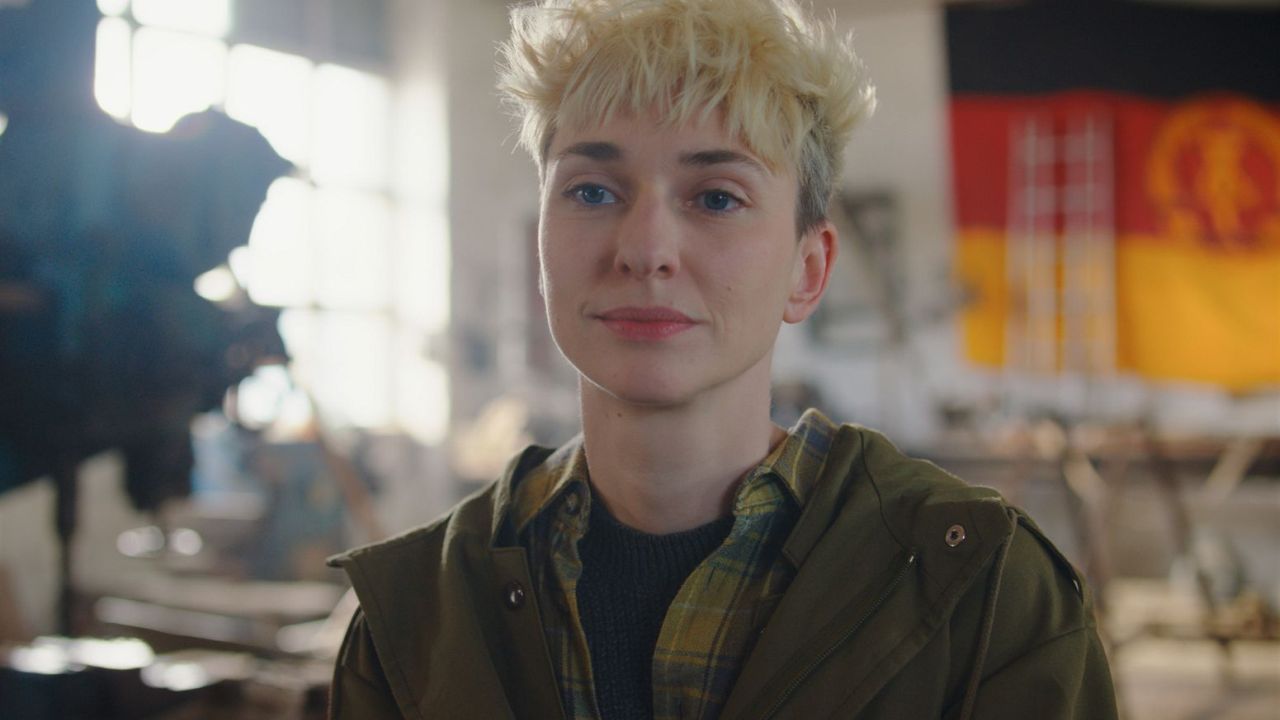 Hannah Ehrlichmann spielt in „Rote Sterne überm Feld“ ihre erste Leinwand-Hauptrolle – und begeistert in einer Rolle, die es so im deutschen Kino wohl nur ganz, ganz selten gibt…