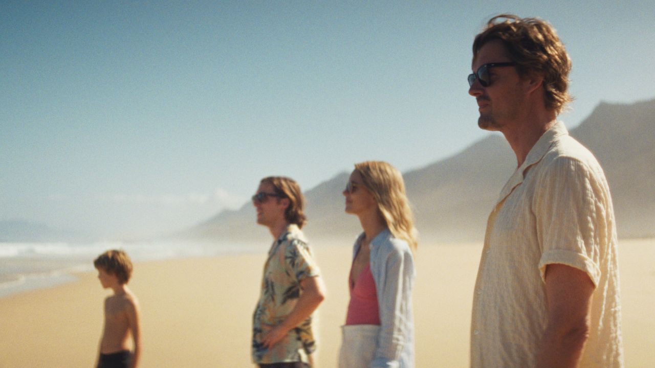 Zwischen Tom (Sam Riley) und Anne (Stacy Martin) scheint sich etwas anzubahnen. Aber was genau?