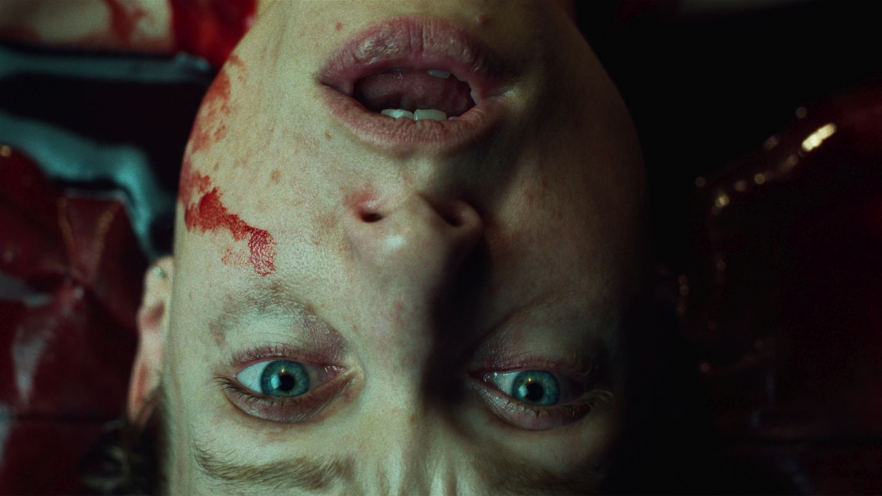 Judith (Julia Franz Richter) hat sich die Rückkehr in das Dorf ihrer frühen Kindheit ganz anders vorgestellt – auf jeden Fall mal weniger blutig…