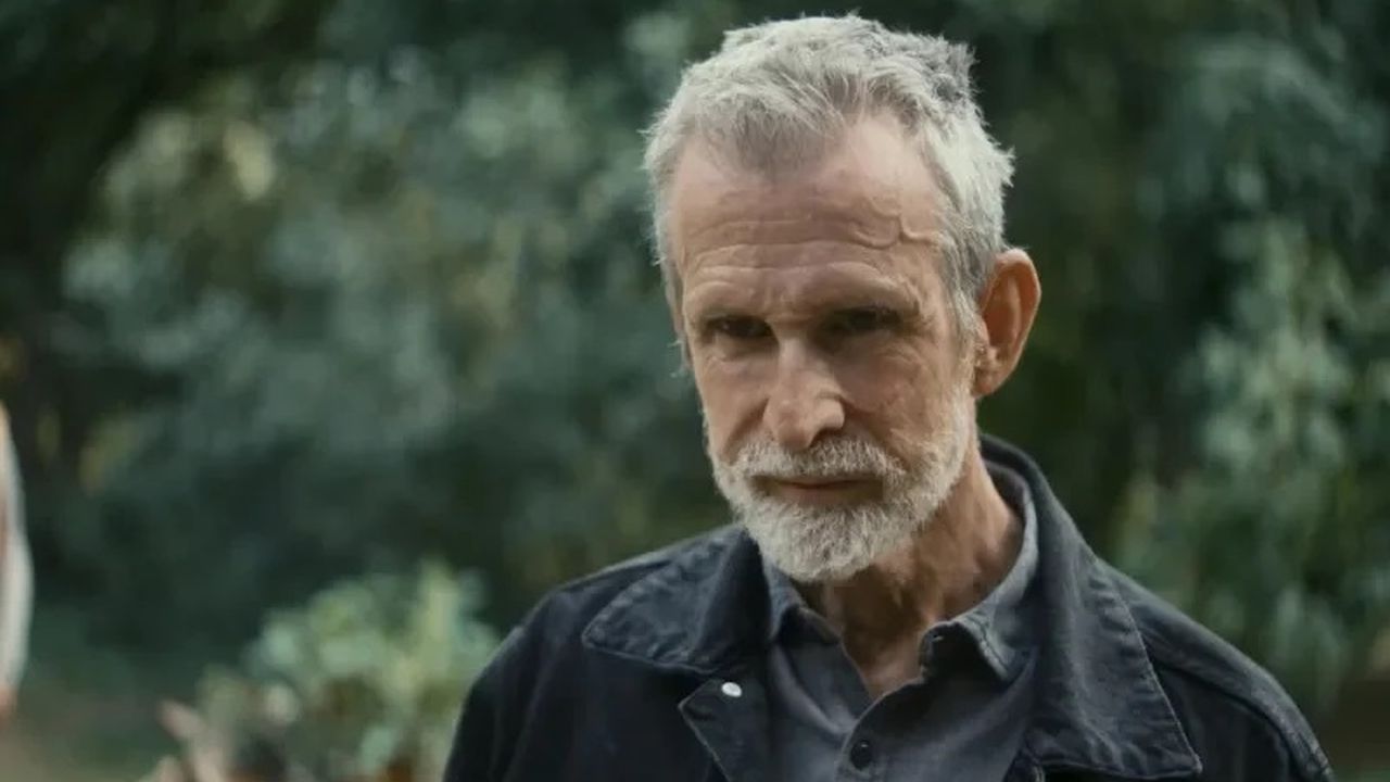 Das kann er wie kaum ein anderer: Als Dorfvorsteher entwickelt Ulrich Matthes – mal wieder – eine wahrhaft diabolische Aura!