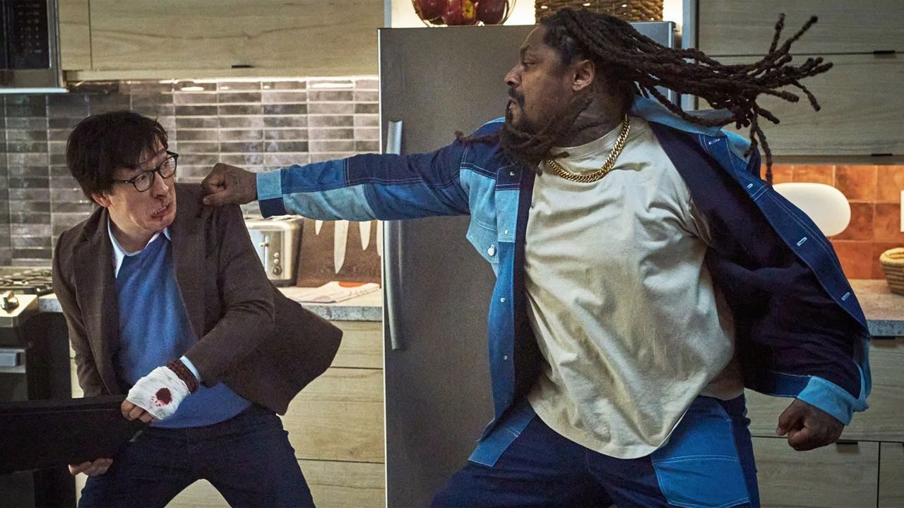 Verzweifelt versucht Marvin (Ke Huy Quan), seine Makler-Urkunde heil durch eine Prügel-Orgie zu retten.