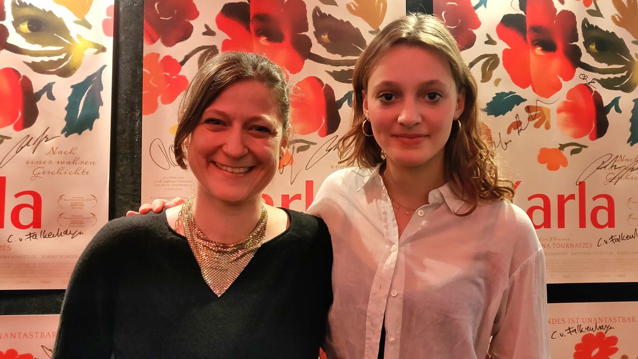 FILMSTARTS-Autorin Susanne Gietl (links) mit Elise Krieps (rechts) bei der Premiere von 