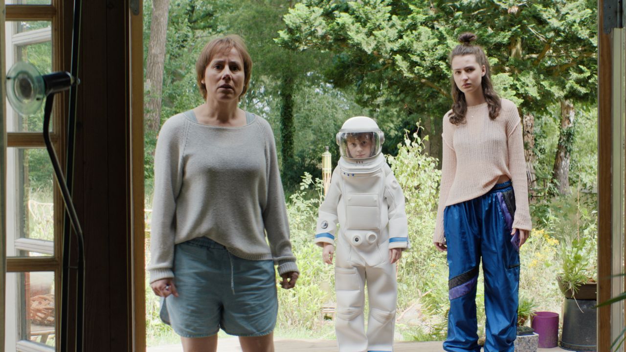 Vera (Eva Löbau) muss kurzfristig nach China – und deshalb nach einer Lösung für ihre drei Kinder suchen, was vor allem wegen Toms Autismus-Spektrum-Störung gar nicht so leicht ist.