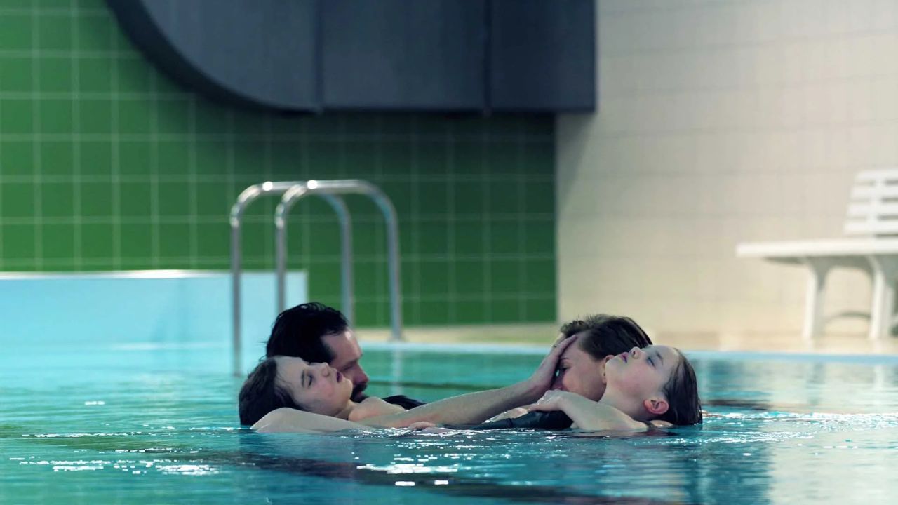 Die Eltern tun alles, um sich vor ihren Töchtern nichts anmerken zu lassen.