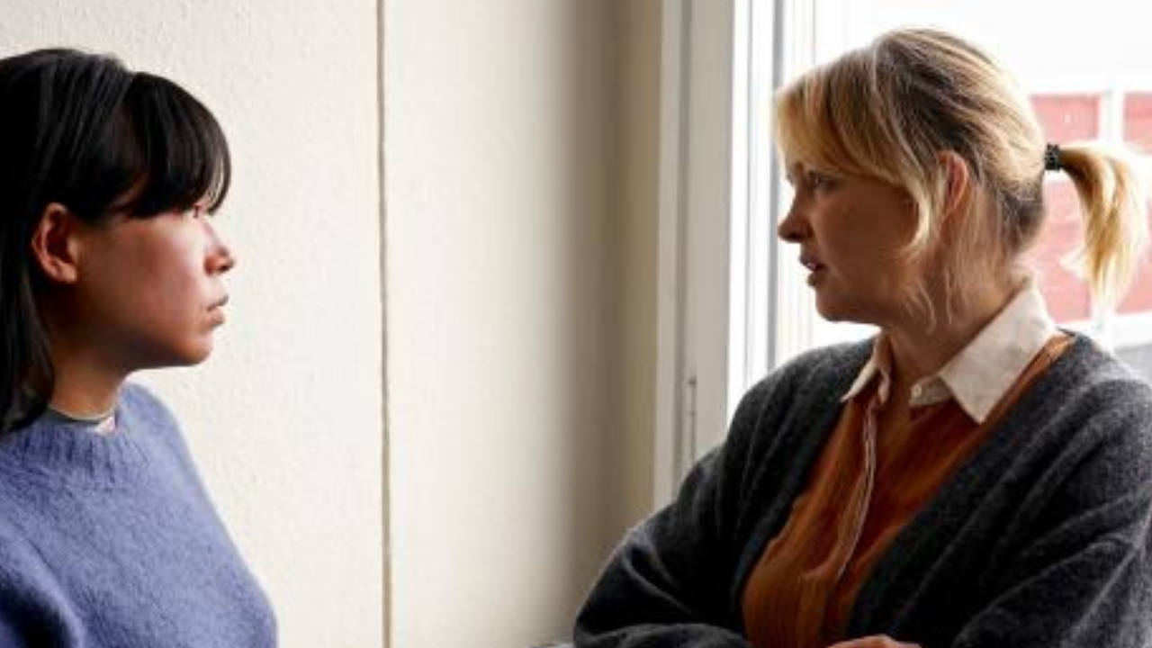 Cam (Kotti Yun) und ihre Therapeutin (Laura Tonke)