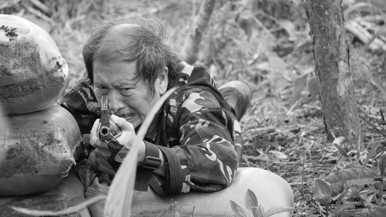 Hilarion Zabala (Ronnie Lazaro) war einmal der meist ausgezeichnete Scharfschütze des Militärs. 