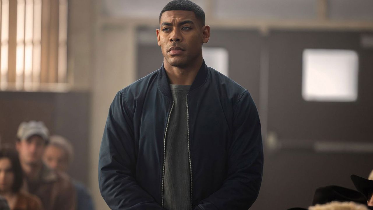 Aaron Pierre als John Stewart in 