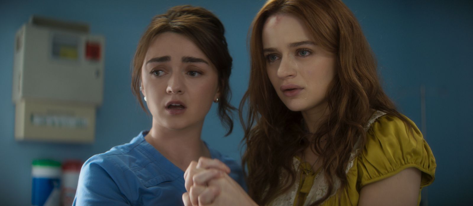 Die nächste Generation der Owens-Frauen: Werden sich auch Kylie (Joey King) und Antonia (Maisie Williams) dem Familienfluch stellen müssen?