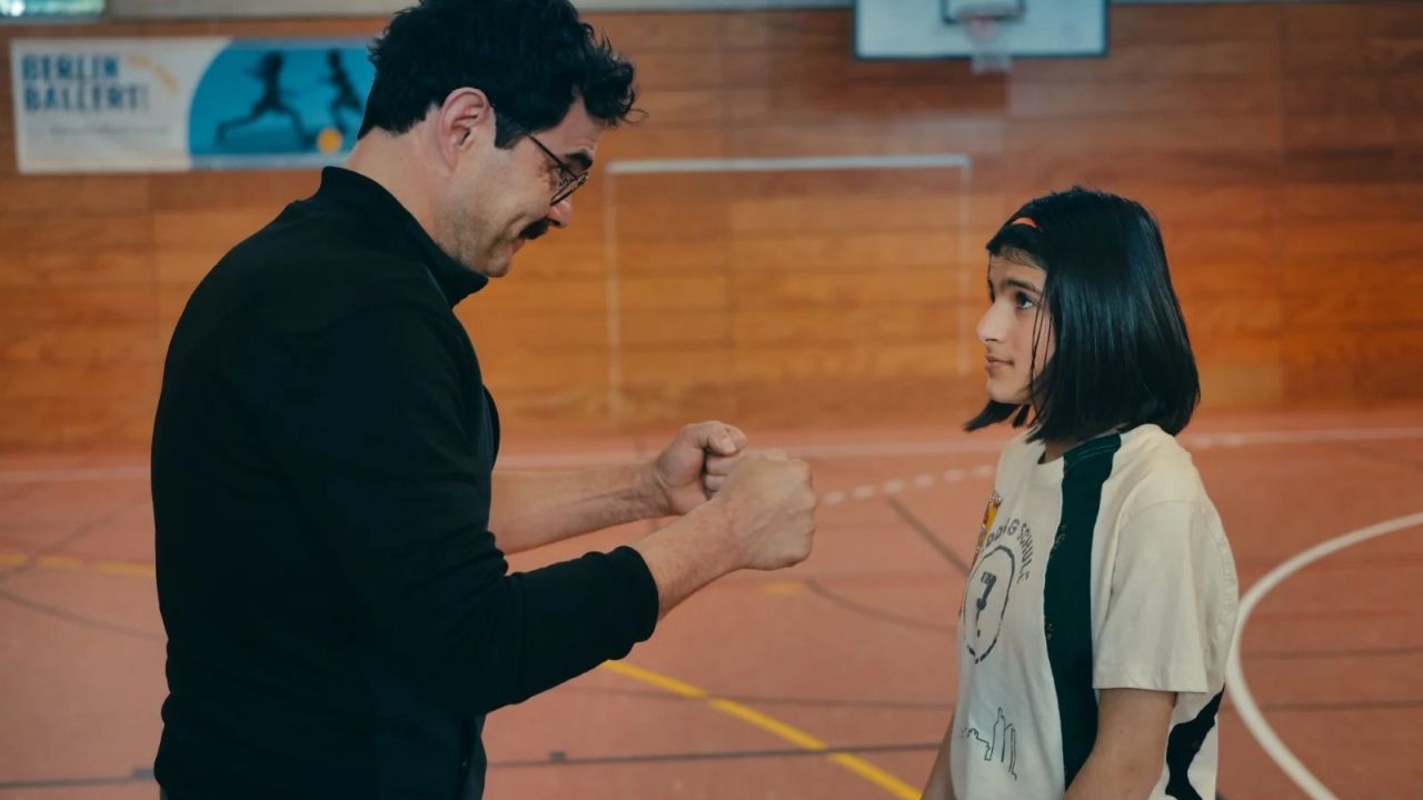 Herr Che (Andreas Döhler) begegnet seinen Schüler*innen immer auf Augenhöhe – selbst wenn das zwischendurch auch mal ganz schön anstrengend werden kann.