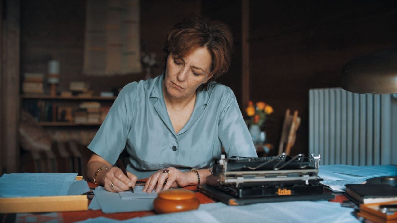 Die Schriftstellerin hätte zwar genügend Geld, weigert sich aber, ihr Haus zu kaufen, weil sie Privateigentum an Grund und Boden als überzeugte DDR-Sozialistin ablehnt. 