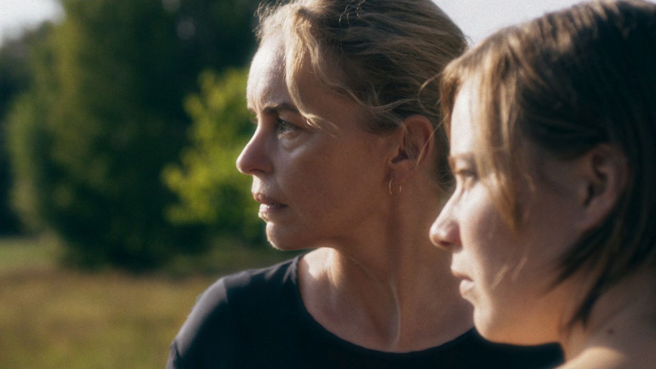 Verschoben gelagerte Generationenprobleme: Während sich Isabell (Nina Hoss) um ihre Eltern sorgt, hat Anja (Saskia Roesendahl) Angst, dass ihr die Tochter weggenommen wird.