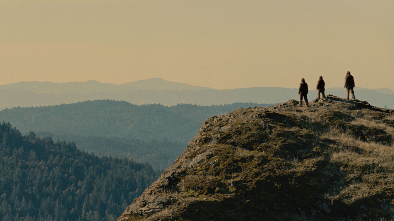 Von den Schauspieler*innen ist in ihren Bigfoot-Kostümen kaum noch was zu erkennen.