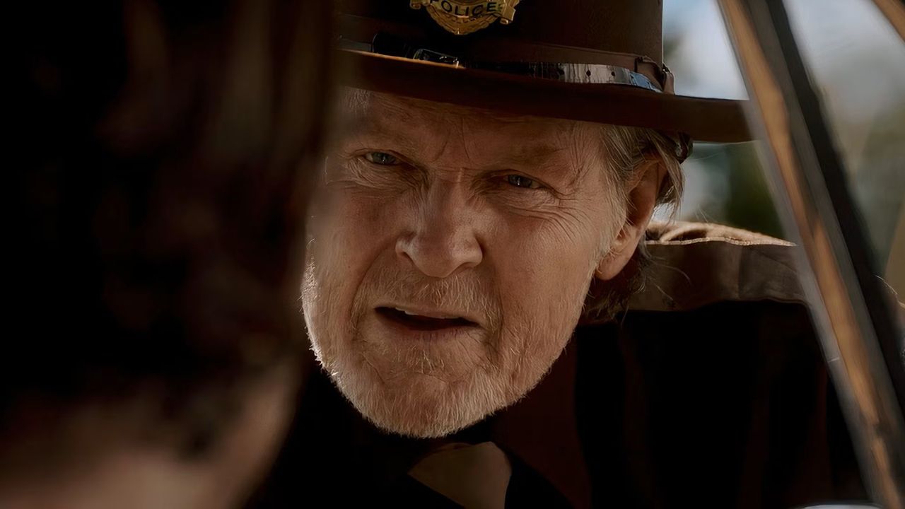 Polizist Parkins Gillespie (William Sadler) möchte keinen Ärger in seiner Stadt.