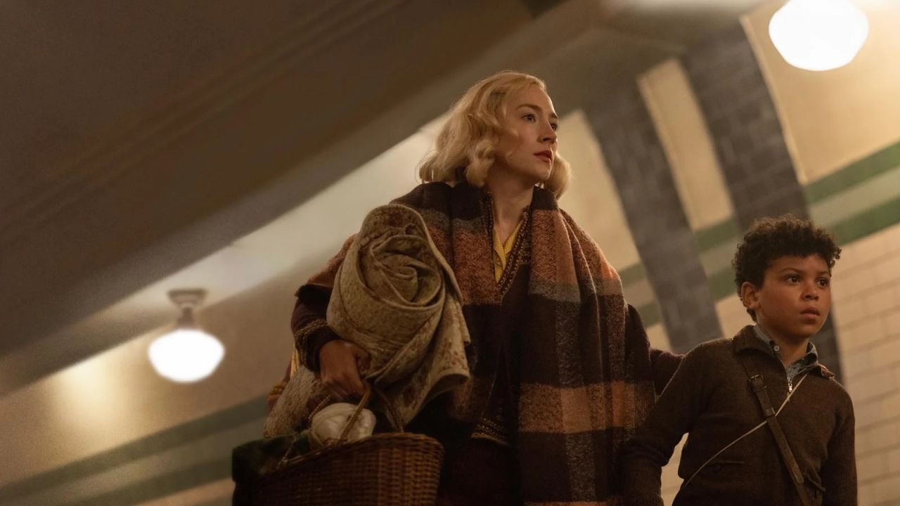 Georges Mutter Rita (Saoirse Ronan) wähnt ihren Sohn lange Zeit fälschlicherweise in Sicherheit, denn sie weiß noch nicht, dass er aus dem Zug gesprungen ist.