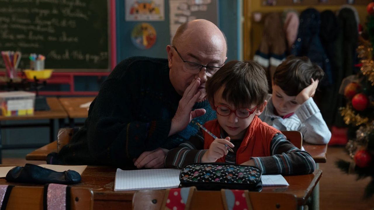 Èmile benimmt sich tatsächlich wie ein Grundschüler – mit allem, was dazugehört, also natürlich auch Vorsagen.